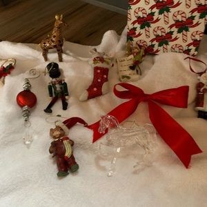Assortment of fun and glittery holiday ornaments w/box!  Excellent condition!